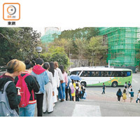中文大學<br>約二十名團友一同登上校巴往港鐵站。