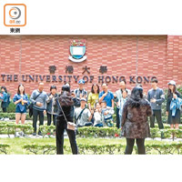 香港大學<br>出發前團友先於百周年校園磚牆前合照。