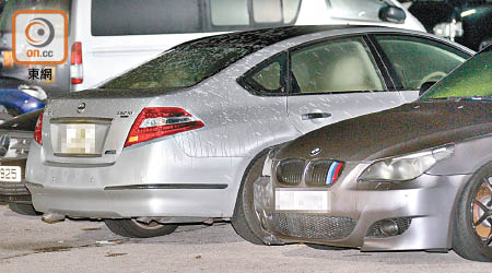 私家車遭淋起漆水，車身損毀嚴重。（胡德威攝）