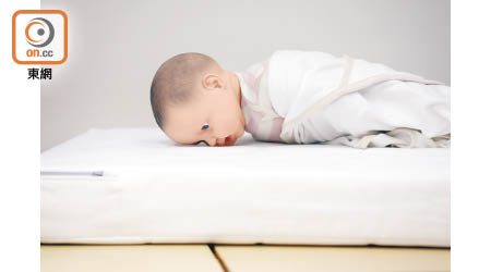 嬰兒俯睡過軟的床褥有窒息風險，家長及照顧者必須小心。