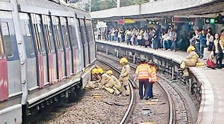 九龍塘<br>消防員進入路軌拯救跳軌女子。（互聯網圖片）