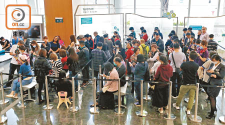機場二號客運大樓接種站昨日續有大批員工排隊攞籌等打針。（羅錦鴻攝）