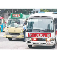 警車及專線小巴在警署外相撞。（互聯網圖片）