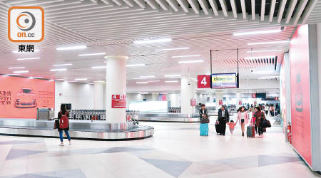 澳門國際機場接連有兩名女遊客疑違規進入入境大堂或安檢區，被治安警帶走。