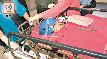 墮山菲籍女子由直升機救起送院。（張開裕攝）