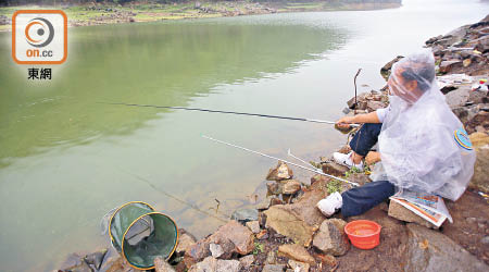 合法垂釣<br>水務署規定水塘只能以魚竿釣魚，不能落網。