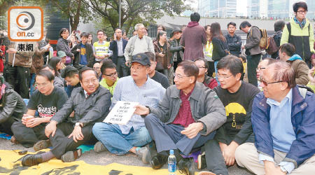 黎智英（前排左三）及李柱銘（前排右三）等佔中搞手仍未落鑊。