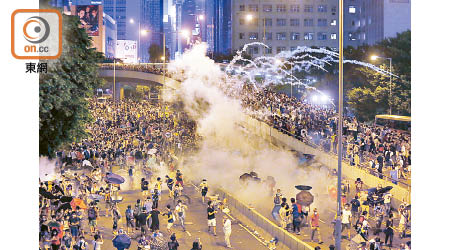佔中啟動後，警方在金鐘施放催淚彈驅散人群。