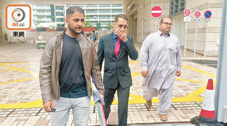 死者胞弟Khan Raheen （左一）及死者胞兄Waseem（右一）昨到庭聽取判決。