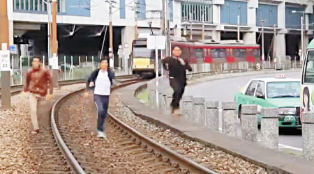 三名南亞裔男子在輕鐵路軌狂奔。（互聯網圖片）