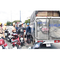 警員截下運載毒品的貨車。（越南警方圖片）