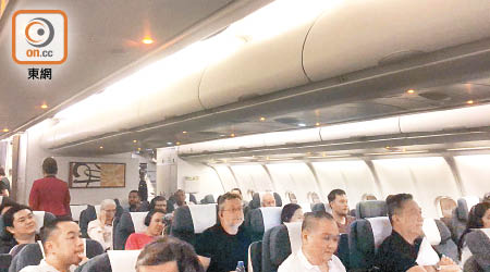 乘客在港龍由深圳返港的客機上苦候約六小時。（讀者提供）
