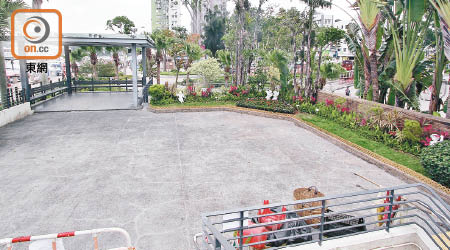 西貢海濱公園平台靠近行人路及西貢碼頭，有欠私隱度。