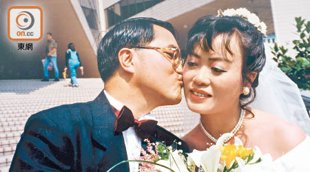 李永達（左）在第一段婚姻「出軌」，與陳樹英離婚後再迎娶陸鳳萍（右）。