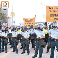 警方不斷舉起「黃旗」警告非法集結者。
