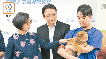 陳肇始（左）及薛漢宗（中）昨到訪愛護動物協會。