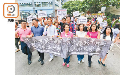 「關注平價團擾民大聯盟」昨日聯同逾百名土瓜灣及紅磡區居民遊行，抗議平價團擾民。（胡家豪攝）