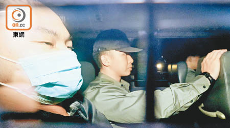 立法會通過修訂逃犯條例後，陳同佳（戴口罩）便可移交台灣當地受審。