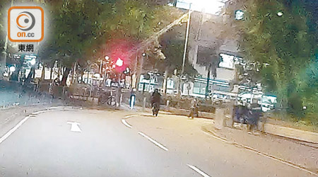 元朗<br>男子駕駛電動單車高速衝紅燈，並闖進行人路，對行人構成危險。