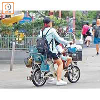 東涌<br>有主婦駕駛電動單車並載着小童，在東涌逸東邨一帶穿梭。