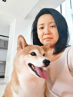 袁莎妮喺Facebook上載與愛犬合照。
