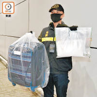 海關檢獲的行李篋及懷疑可卡因。