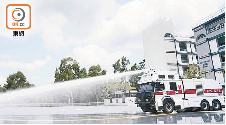 水炮車有三種噴水模式，圖為水柱模式。（立法會文件圖片）