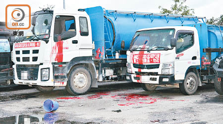 停車場內兩輛油缸車遭刑毀。（胡德威攝）