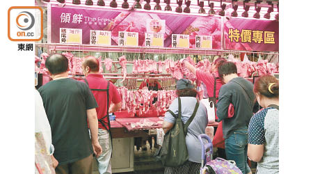 供應豬肉的連鎖肉店將剩餘鮮肉加價約兩倍。（吳艶玲攝）
