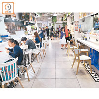 馬鞍山<br>有屋邨街市打造成食街，多間店前均設長板可作桌子使用。