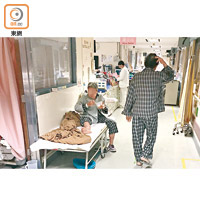 病床擺到走廊<br>廣華醫院<br>老人科病房爆滿，部分病人需要「瞓走廊」。