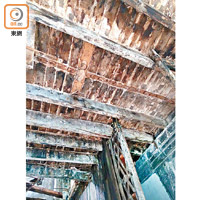 嘉咸街26號A-C建築內部失修嚴重，其中26 A的樓板已經老化和損毀。