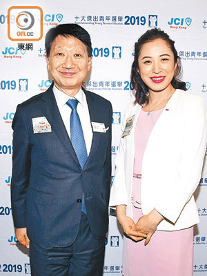 彭耀佳（左）同十大傑出青年選舉2019籌委會主席楊嘉樂都盼搞好今屆活動。