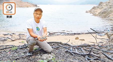 朱漢強展示檢拾的彈塞，擔心落入水塘污染環境。（受訪者提供）