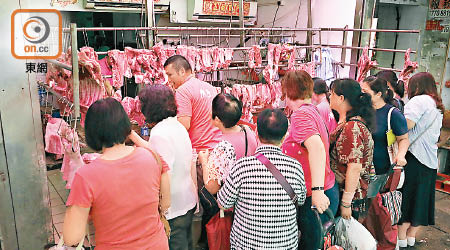 大批市民在肉檔前等候選購新鮮豬肉。（何量鈞攝）