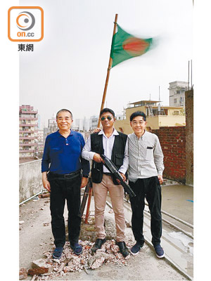 由於孟加拉治安差，李秀恒（右）同張壽文（左）搵揸槍保鏢同行。（受訪者提供）