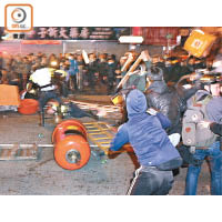 旺角暴亂歷時九小時，期間有示威者襲擊警察。
