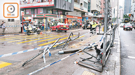 香港仔<br>的士將安全島欄撞毀，再反彈撞向左邊鐵欄。（曾志恒攝）
