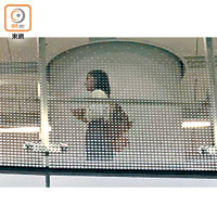 高鐵香港西九龍站的玻璃圍欄加裝細圓點圖案（圖）。