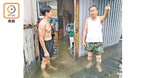 姓簡（右）及姓陳（左）村民指家中電器全被水淹。（吳建明攝）