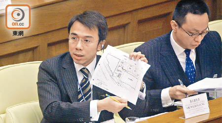 馮永業（左）○五年在立法會上就新直升機場選址交代政府立場。
