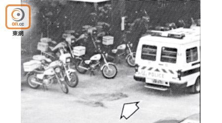 跑馬地分區警署九○年曾被掟汽油彈。（黑白圖片）