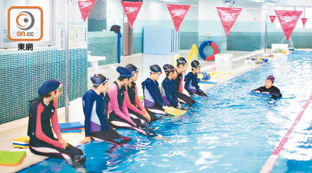 訓練班特意安排女教練任教，並為學員提供長袖泳衣。（受訪者提供）