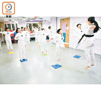 為訓練ADHD學員的紀律，跆拳道班教練限制他們於指定框框內完成動作。（受訪者提供）