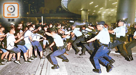 大批示威者與警員在立法會大樓外爆發激烈衝突。（胡家豪攝）