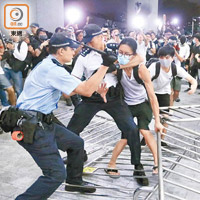 警方將示威者帶離立法會示威區。