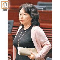 律政司司長鄭若驊被要求辭職及撤回修例，否則將會被掟汽油彈。
