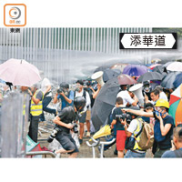 一批示威者多次衝擊警方防線。
