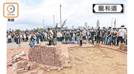 示威者於龍和道行人路掘起大量地磚。（羅錦鴻攝）