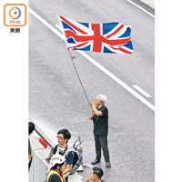 示威常客王婆婆在現場揮動英國國旗。